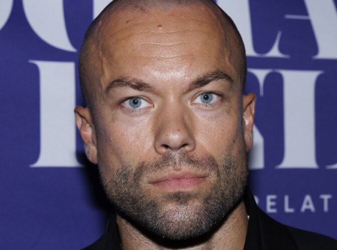 Matias Petäistön yllätystausta paljastui – tanssii villisti videolla miespuolisen kaverinsa kanssa