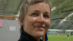 Tv-ankkuri Milla Madetoja sairaalan edessä: ”Sulle luvannut en ruusutarhaa”