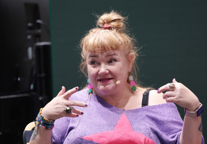 Tunnettu suomalaisnäyttelijä tatuoi käsivarteensa kakkapökäleen