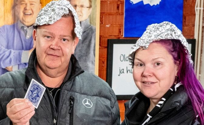 Aki ja Heli hassut liinat päässään, Akilla kortti kädessä