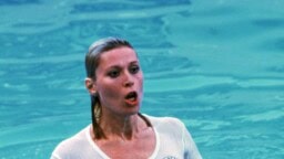 Tänään tv:ssä: kreisikomedian jatko-osa muistetaan tästä märkä t-paita-kohtauksesta