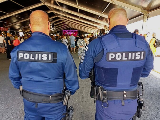 Oulun poliisilaitoksen poliisia potkaistiin päähän