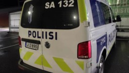Outoa hölmöilyä Hämeenlinnassa – ajoi kaksi kertaa ratsiaan ja kääntyi pois: kolmannella kerralla….
