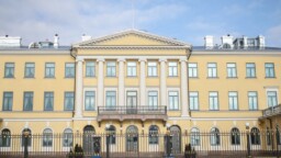 Vasemmiston kansanedustaja marssii Linnan juhliin Orpon politiikkaa vastustavassa puvussa – katso