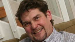 Seiska: Näyttelijä Risto Autio loukkasi itsensä Lidlin pihamaalla rollaattorin kanssa