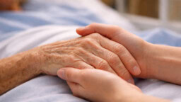 Millan tarina järkyttää suomalaisia: Lukitsi äitinsä ovet, jotta tätä ei kotiutettaisi enää